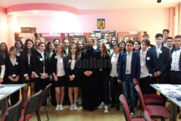 Clasa a IX-a Filologie și dirigintele Bogdan Feștilă