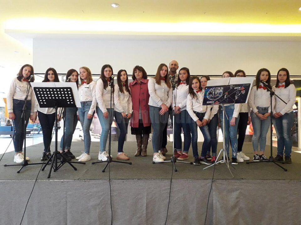 Recital de cântece în limba franceză susținut de elevii Școlii Gimnaziale Soloneț, la Iulius Mall