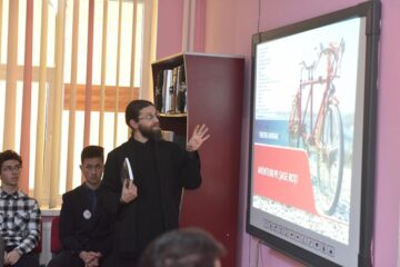Romanul „Copiii din tren coboară la prima”, disecat de liceeni de la Filologie, în prezența autorului, a eroului principal și a celui care a scris prefața. Foto: Art Image