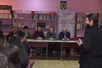 Romanul „Copiii din tren coboară la prima”, disecat de liceeni de la Filologie, în prezența autorului, a eroului principal și a celui care a scris prefața. Foto: Art Image