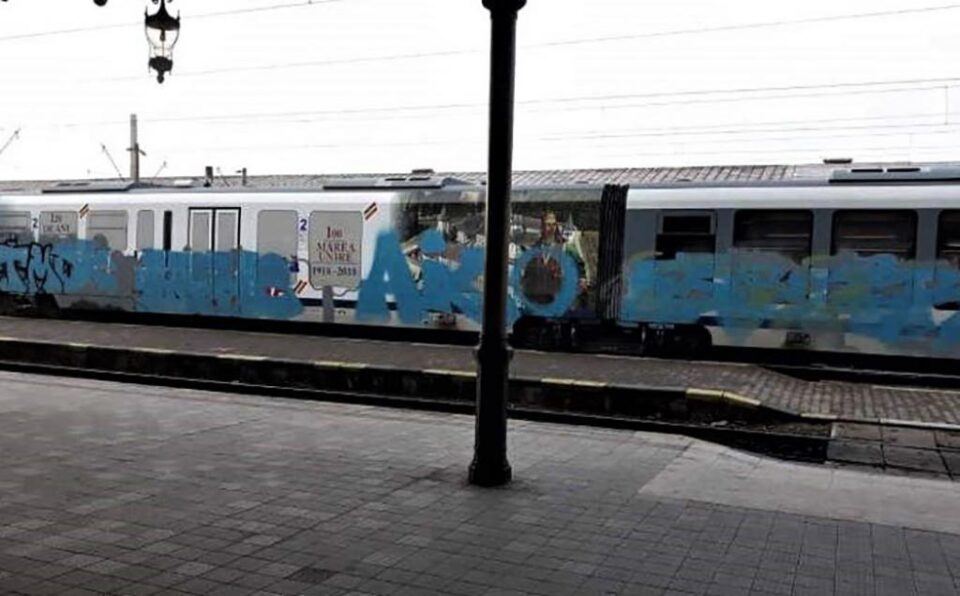 Trenul a fost murdărit dintr-un capăt în altul cu un spray de culoare albastră. Foto: linia515.wordpress.com Trenul a fost murdărit dintr-un capăt în altul cu un spray de culoare albastră. Foto: linia515.wordpress.com