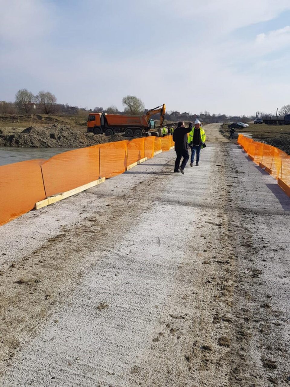 Gheorghe Flutur a anunțat că a fost reluată circulația rutieră între Verești și Udești, peste râul Suceava