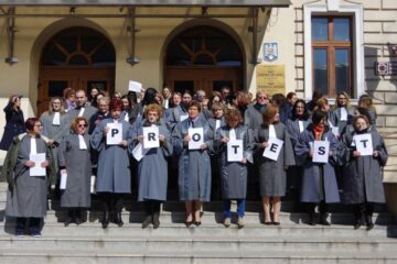 Aproape 100 de grefieri de la instanțele și parchetele din Suceava au protestat vineri în fața Palatului de Justiție