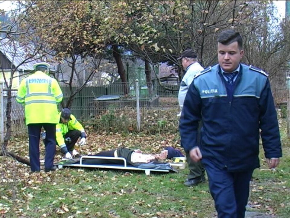 Bătrâna a fost proiectată de pe șosea peste gard, în curtea unei locuințe de pe strada Argestru din Vatra Dornei