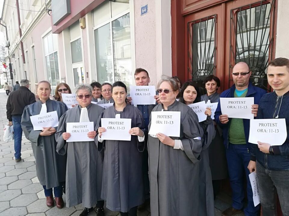 O parte a personalului auxiliar din cadrul Judecătoriei Rădăuți, care nu au plecat la București, au protestat pe trotuar având în mâini hârtii pe care scria „Protest. Ora 11.00-13.00”