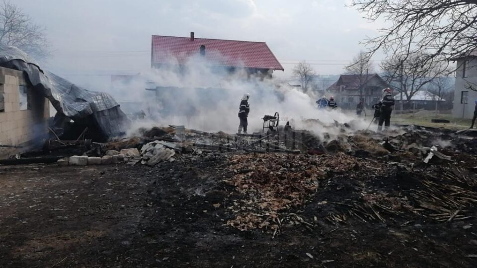 Incendiu de proporții la o gospodărie din Râșca