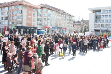 Câteva sute de tineri au manifestat, sâmbătă, împotriva avortului