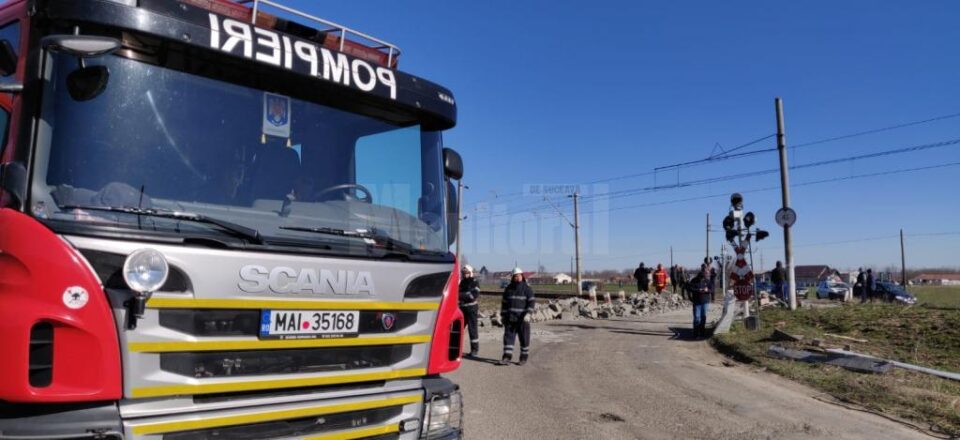 Un tren de călători a acroșat un camion încărcat cu materiale de construcții