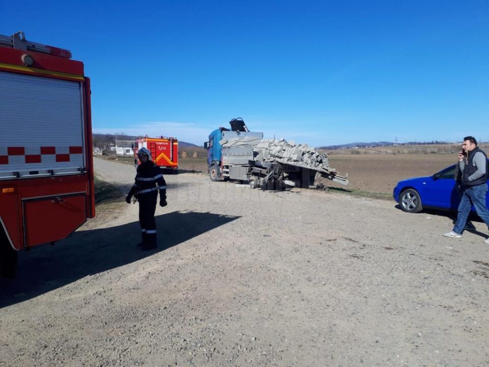 Un tren de călători a acroșat un camion încărcat cu materiale de construcții