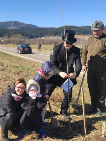 Peste 100 de cireși au fost plantați pe marginea drumului către Putna