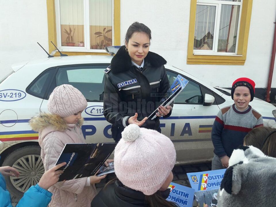 Ghiduri cu recomandări preventive, distribuite la întâlnirile polițiștilor cu elevii