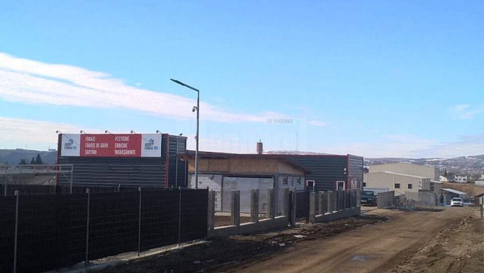 Depozitul se află la ieșirea din municipiul Suceava spre Mitoc, pe partea stângă