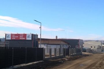 Depozitul se află la ieșirea din municipiul Suceava spre Mitoc, pe partea stângă