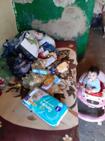 Familii cu mulți copii din Baia și Vadu Moldovei, care trăiesc într-o sărăcie lucie, ajutate cu alimente, haine și produse de curățenie
