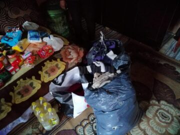 Familii cu mulți copii din Baia și Vadu Moldovei, care trăiesc într-o sărăcie lucie, ajutate cu alimente, haine și produse de curățenie