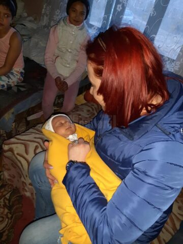 Familii cu mulți copii din Baia și Vadu Moldovei, care trăiesc într-o sărăcie lucie, ajutate cu alimente, haine și produse de curățenie