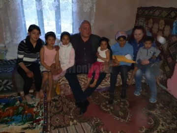 Familii cu mulți copii din Baia și Vadu Moldovei, care trăiesc într-o sărăcie lucie, ajutate cu alimente, haine și produse de curățenie