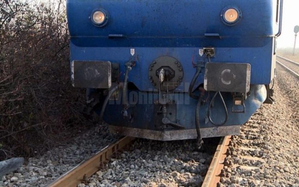 Tânărul a fost lovit de tren pe o linie din apropierea gării