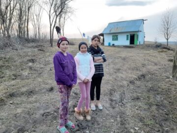 Familii cu mulți copii din Baia și Vadu Moldovei, care trăiesc într-o sărăcie lucie, ajutate cu alimente, haine și produse de curățenie