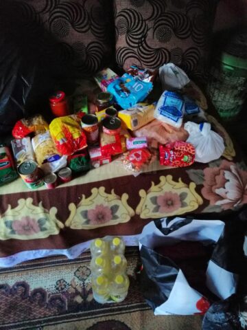 Familii cu mulți copii din Baia și Vadu Moldovei, care trăiesc într-o sărăcie lucie, ajutate cu alimente, haine și produse de curățenie