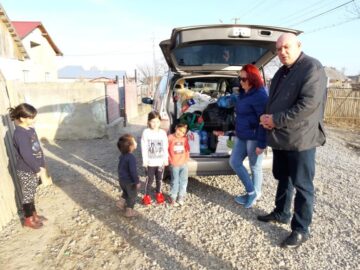 Familii cu mulți copii din Baia și Vadu Moldovei, care trăiesc într-o sărăcie lucie, ajutate cu alimente, haine și produse de curățenie