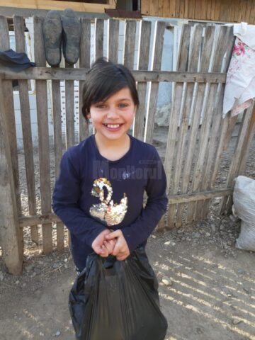 Familii cu mulți copii din Baia și Vadu Moldovei, care trăiesc într-o sărăcie lucie, ajutate cu alimente, haine și produse de curățenie