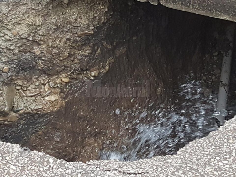 Crater imens apărut pe bulevardul George Enescu, de la o avarie la rețeaua de apă