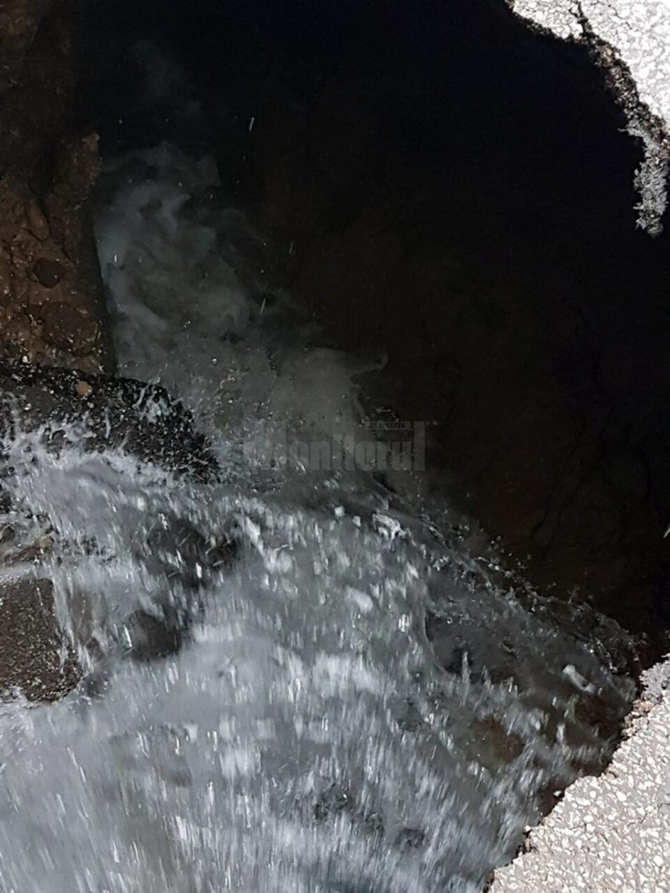 Crater imens apărut pe bulevardul George Enescu, de la o avarie la rețeaua de apă