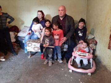 Familii cu mulți copii din Baia și Vadu Moldovei, care trăiesc într-o sărăcie lucie, ajutate cu alimente, haine și produse de curățenie