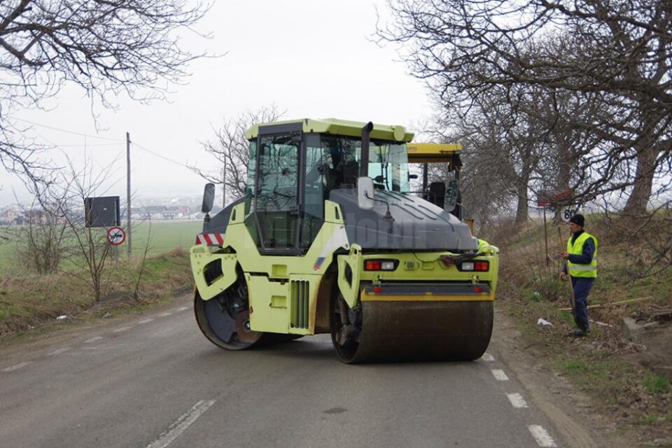 De ieri au început lucrările de reparații pe drumul Suceava - Dolhasca