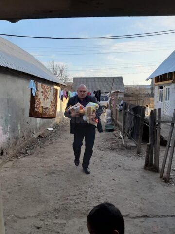 Familii cu mulți copii din Baia și Vadu Moldovei, care trăiesc într-o sărăcie lucie, ajutate cu alimente, haine și produse de curățenie