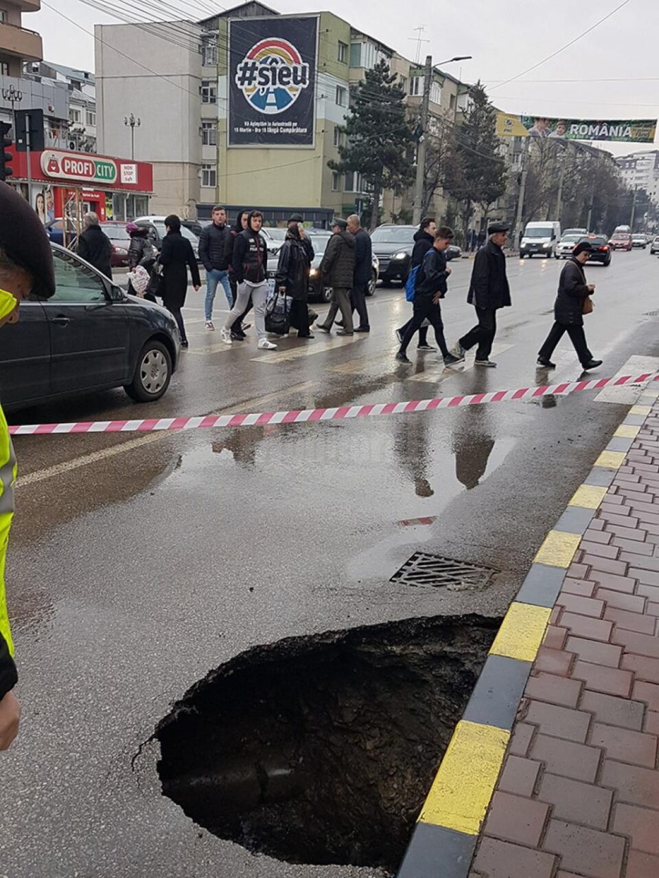 Crater imens apărut pe bulevardul George Enescu, de la o avarie la rețeaua de apă