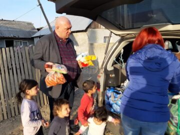 Familii cu mulți copii din Baia și Vadu Moldovei, care trăiesc într-o sărăcie lucie, ajutate cu alimente, haine și produse de curățenie