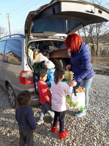 Familii cu mulți copii din Baia și Vadu Moldovei, care trăiesc într-o sărăcie lucie, ajutate cu alimente, haine și produse de curățenie