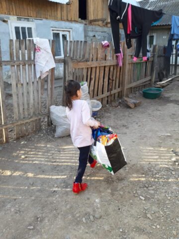 Familii cu mulți copii din Baia și Vadu Moldovei, care trăiesc într-o sărăcie lucie, ajutate cu alimente, haine și produse de curățenie