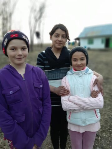 Familii cu mulți copii din Baia și Vadu Moldovei, care trăiesc într-o sărăcie lucie, ajutate cu alimente, haine și produse de curățenie