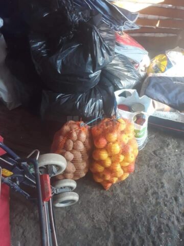 Familii cu mulți copii din Baia și Vadu Moldovei, care trăiesc într-o sărăcie lucie, ajutate cu alimente, haine și produse de curățenie