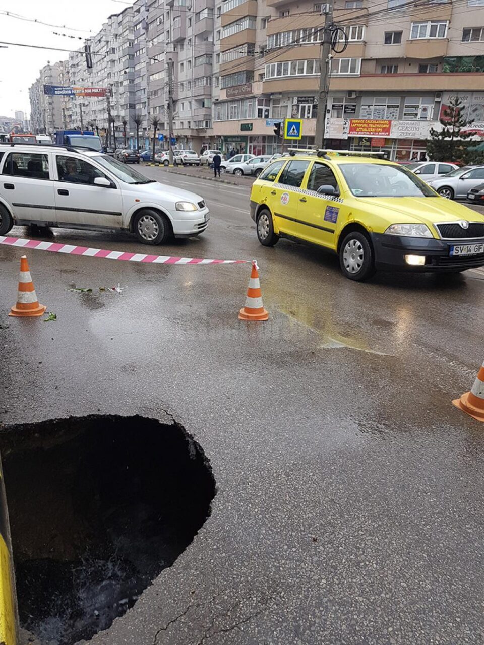 Crater imens apărut pe bulevardul George Enescu, de la o avarie la rețeaua de apă