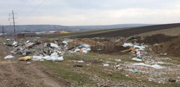 Un întreg deal din Șcheia, transformat în groapă de gunoi clandestină