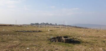 Un întreg deal din Șcheia, transformat în groapă de gunoi clandestină
