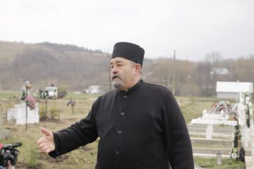 300 de molizi au fost plantați în cimitirul din Siret, în memoria copiilor care au murit în fostul „Orfelinat al groazei”. Foto: Ema MOTRESCU