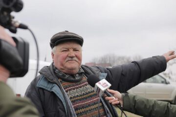 300 de molizi au fost plantați în cimitirul din Siret, în memoria copiilor care au murit în fostul „Orfelinat al groazei”. Foto: Ema MOTRESCU