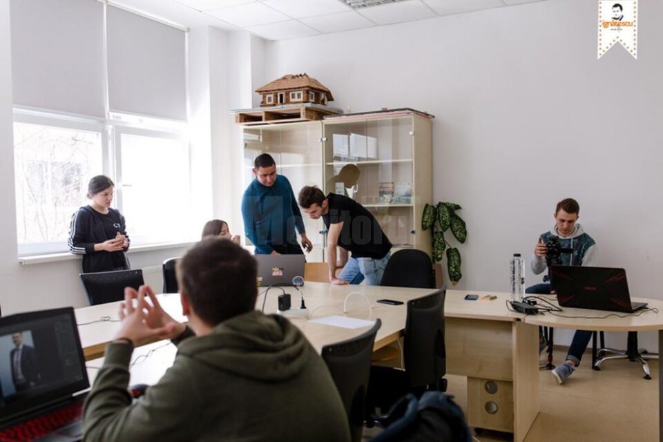 Studenți premiați în cadrul unui concurs de editare fotografică al Clubului de Marketing (USV)