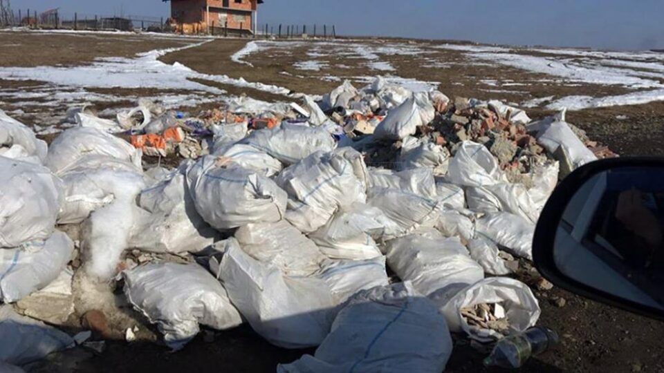 Un întreg deal din comuna Șcheia a fost transformat într-o adevărată groapă de gunoi Un întreg deal din comuna Șcheia a fost transformat într-o adevărată groapă de gunoi