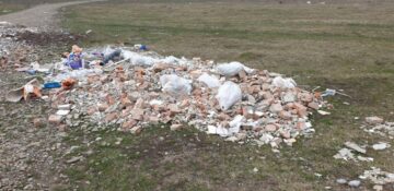 Un întreg deal din Șcheia, transformat în groapă de gunoi clandestină