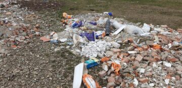 Un întreg deal din Șcheia, transformat în groapă de gunoi clandestină
