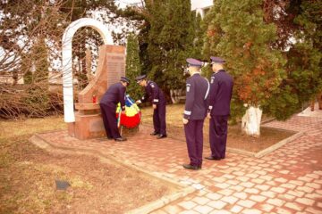 Coroane de flori pentru polițiștii căzuți la datorie
