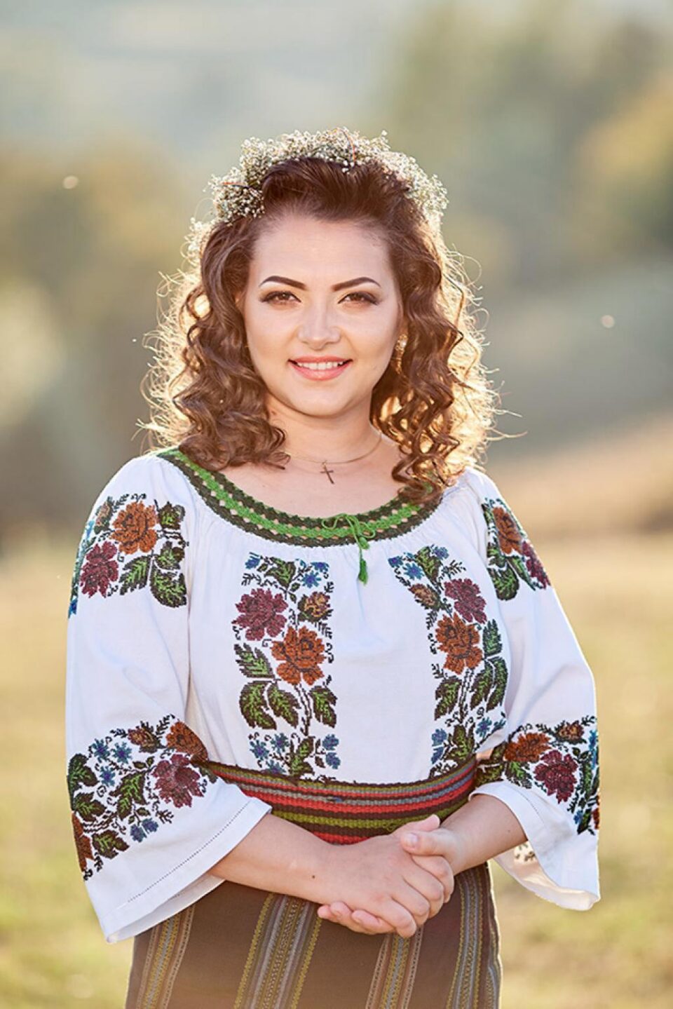 Laura Olteanu îi așteaptă pe suceveni la spectacolul folcloric „Acasă-i România”