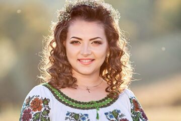 Laura Olteanu îi așteaptă pe suceveni la spectacolul folcloric „Acasă-i România”