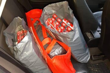 Țigările au fost descoperite în trei sacoșe aflate pe bancheta din spate a mașinii